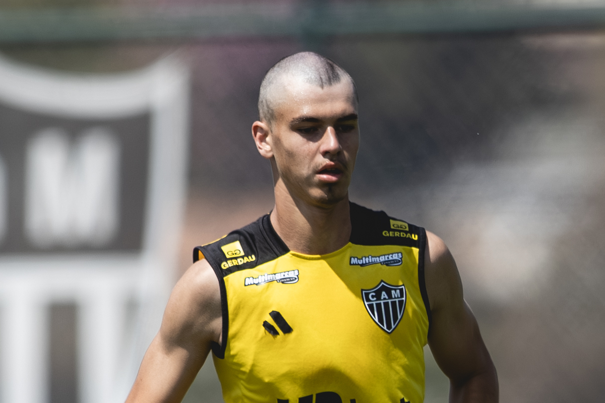 Vitão treinou com o cabelo raspado nesta segunda-feira (8/9) - (foto: Pedro Souza/Atlético)