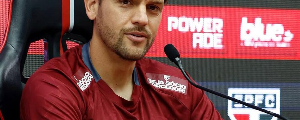 Zagueiro consagrado na Europa comemora retorno ao São Paulo