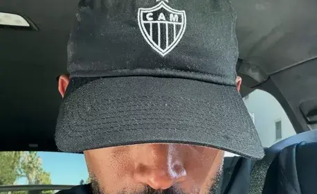 Astro de Hollywood Marlon Wayans exibe boné do Galo e empolga torcida
