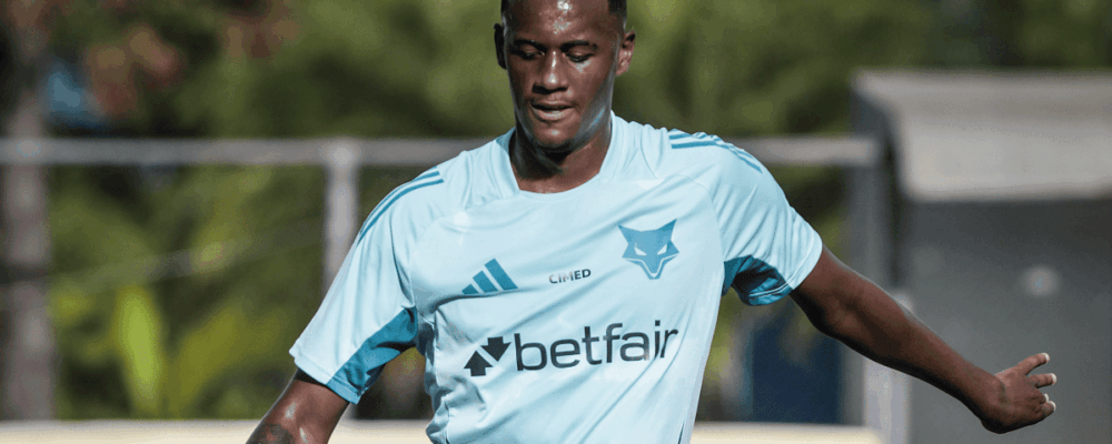 Cruzeiro renova contrato com promessa da base