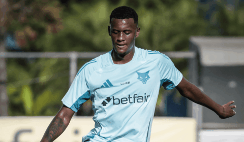 Cruzeiro renova contrato com promessa da base