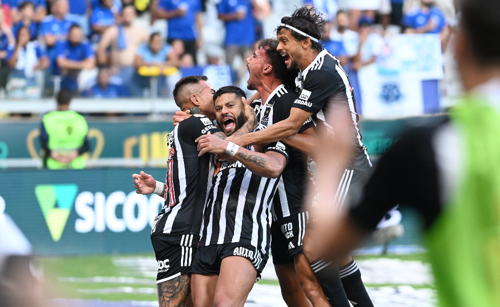 Hulk comemora gol sobre o Cruzeiro com companheiros de Atlético - (foto: Leandro Couri/EM/D.A Press)