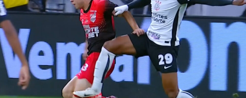 Corinthians x Athletico-PR: Vitinho deveria ter sido expulso, diz PC Oliveira