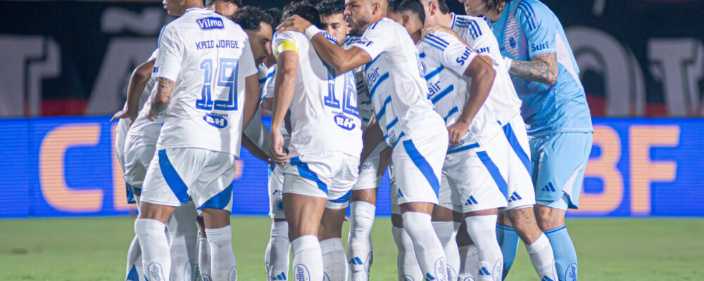 STJD reduz suspensão de jogador do Cruzeiro por expulsão violenta no Brasileiro