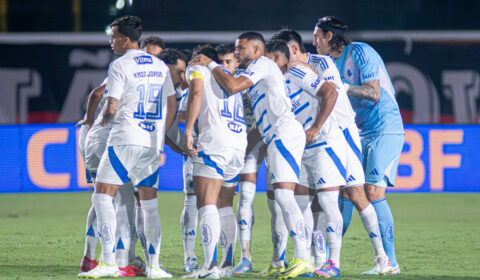 STJD reduz suspensão de jogador do Cruzeiro por expulsão violenta no Brasileiro