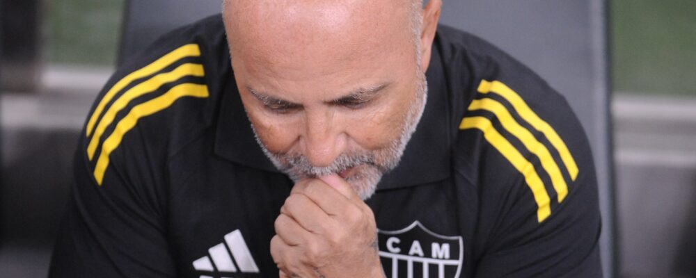 Sampaoli se irrita em eliminação do Atlético e ‘explode’ copo após gol