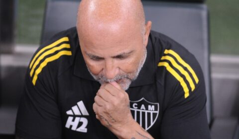 Sampaoli se irrita em eliminação do Atlético e ‘explode’ copo após gol