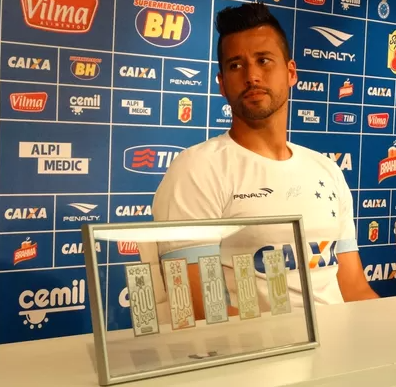 Fábio recebe homenagem em janeiro de 2016, quando os patches por partidas jogadas foram instituídos no Cruzeiro - (foto: Marco Astoni)