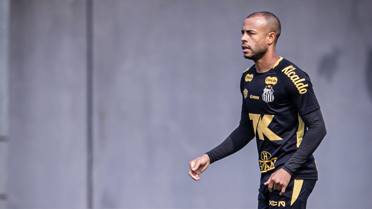 Mayke, lateral-direito do Santos, em treinamento antes de duelo com Cruzeiro - (foto: Raul Baretta/Santos FC)