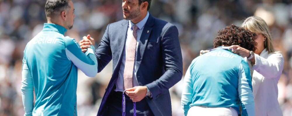 Diretora do Cruzeiro rebate atletas do Corinthians: ‘Salário todo dia 1º’