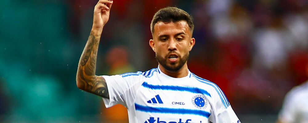 Jogador completa 50 jogos pelo Cruzeiro e celebra: ‘Camisa gigante’