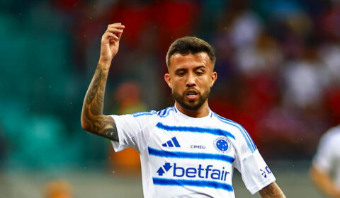 Jogador completa 50 jogos pelo Cruzeiro e celebra: ‘Camisa gigante’