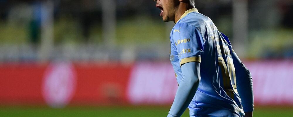 Ex-Cruzeiro falha em gol do Atlético, mas depois marca de cabeça para o Bolívar