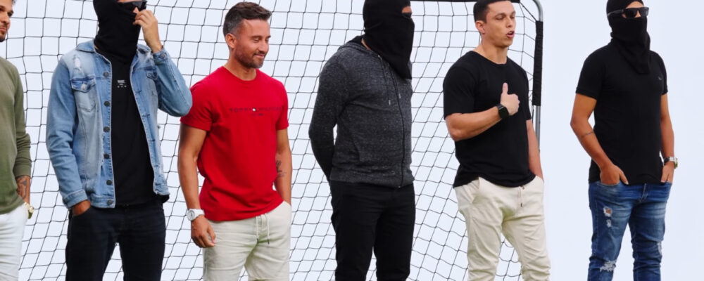 Ex-jogador do Cruzeiro aparece mascarado em programa e relembra drama pessoal