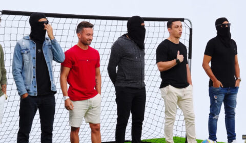 Ex-jogador do Cruzeiro aparece mascarado em programa e relembra drama pessoal