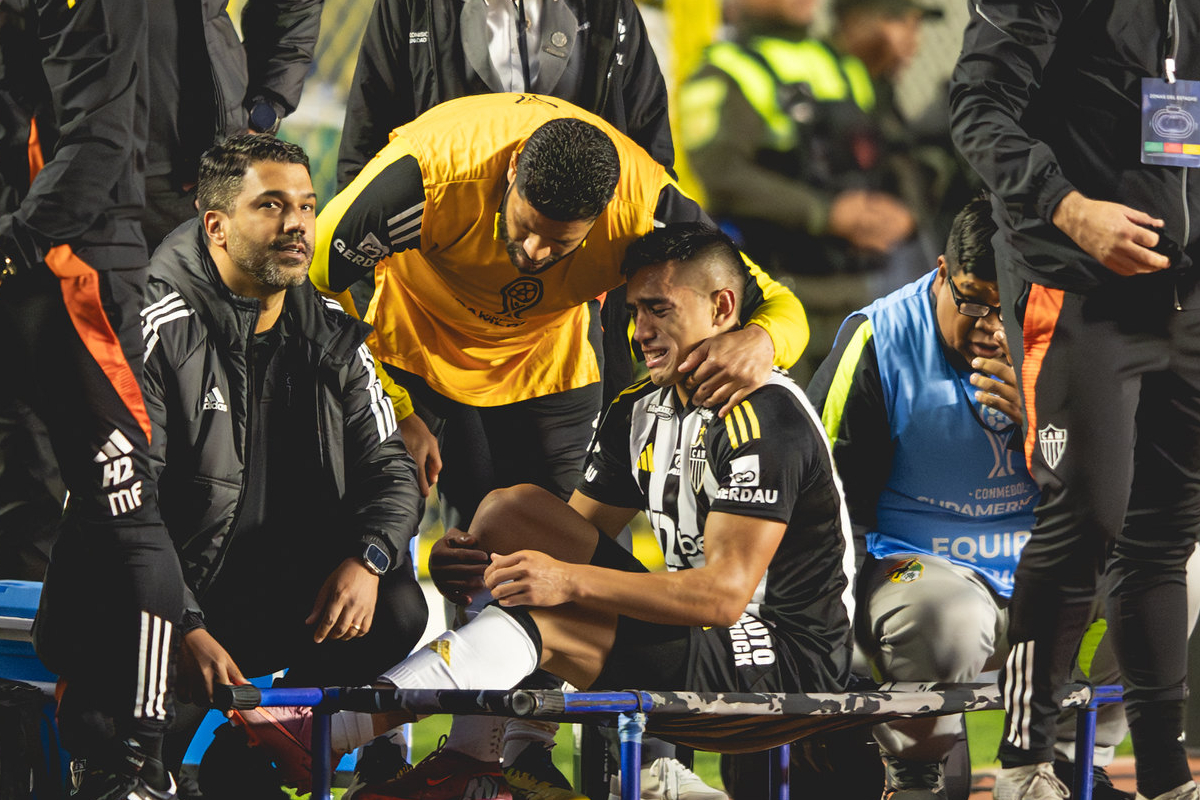 Cuello deixou o campo após torcer o tornozelo esquerdo contra o Bolívar - (foto: Pedro Souza/Atlético)