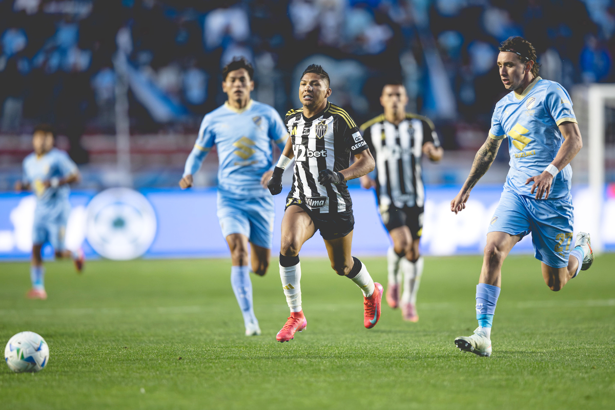 Rony conduz a bola durante duelo entre Atlético e Bolívar - (foto: Pedro Souza/Atlético)