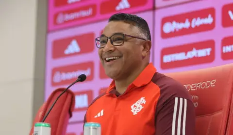 Inter banca Roger Machado e ressalta salários em dia em meio à pressão do Gre-Nal