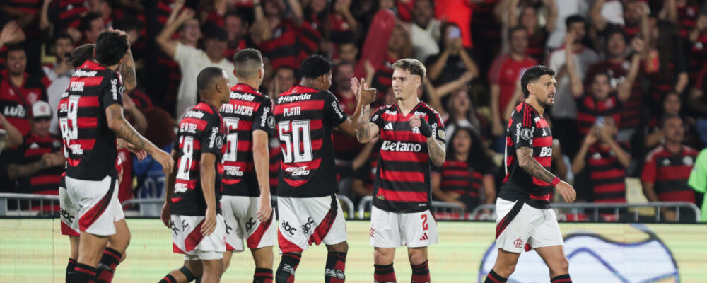Vídeo: lateral pega na veia e faz golaço para o Flamengo na Libertadores