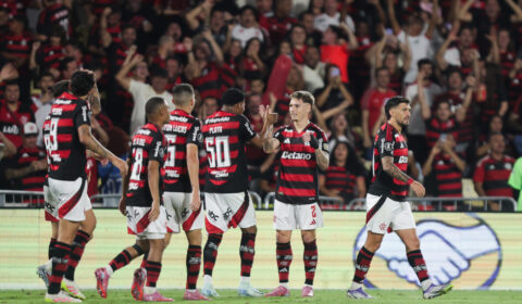 Vídeo: lateral pega na veia e faz golaço para o Flamengo na Libertadores