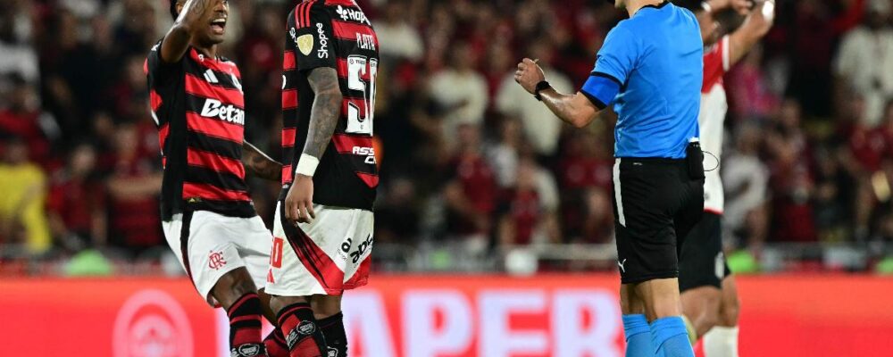 Comentarista de arbitragem critica expulsão de Plata em Flamengo x Estudiantes