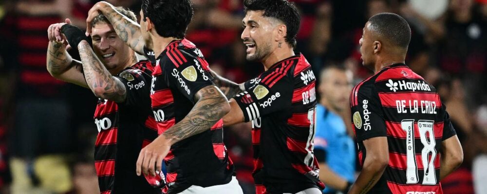 Flamengo amassa no início, mas toma gol após expulsão e bate Estudiantes por 2 a 1