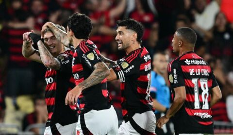 Flamengo amassa no início, mas toma gol após expulsão e bate Estudiantes por 2 a 1