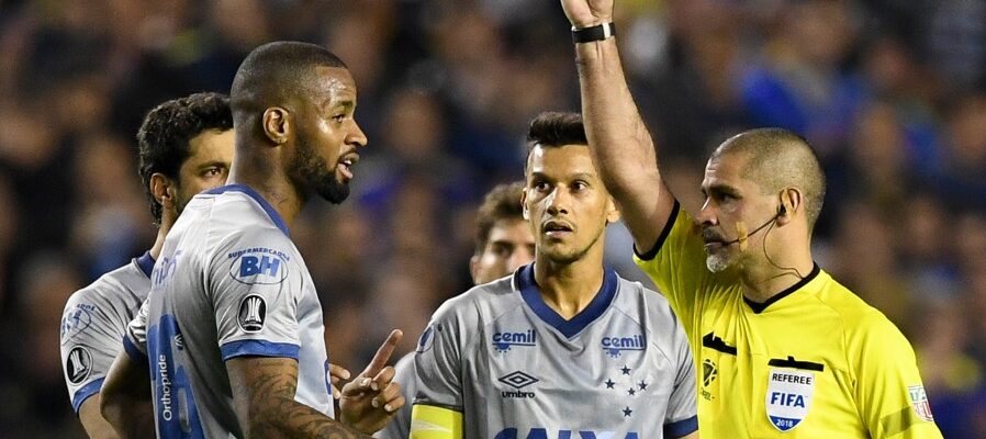 Flamengo usa Cruzeiro de exemplo para anular expulsão de Plata na Libertadores; entenda