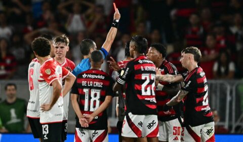 Conmebol se posiciona sobre expulsão de Plata em Flamengo x Estudiantes < No Ataque
