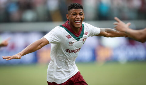 Fluminense bate Vitória em jogo de expulsões no Barradão