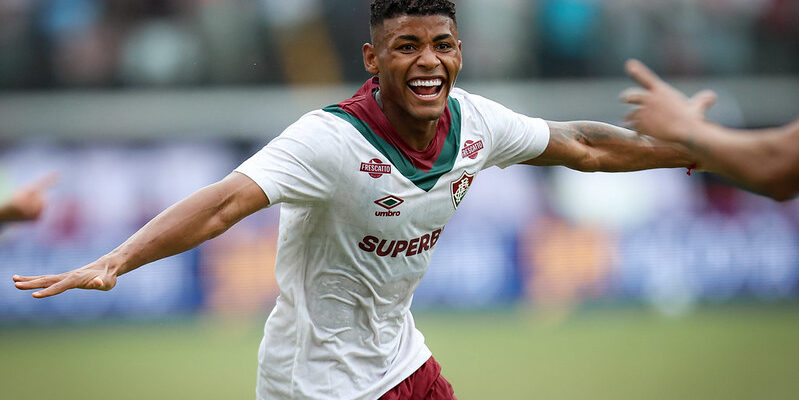 Fluminense bate Vitória em jogo de expulsões no Barradão