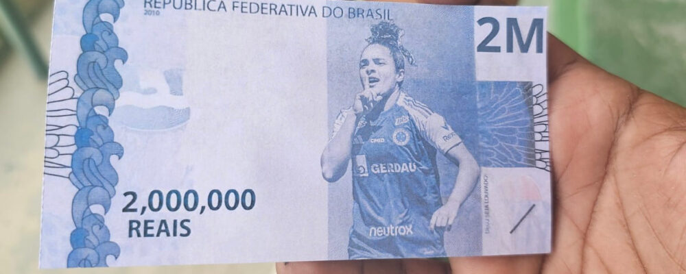 Torcida do Cruzeiro ironiza corintianos e estampa rosto de Isabela em ‘nota’ de R$ 2 milhões