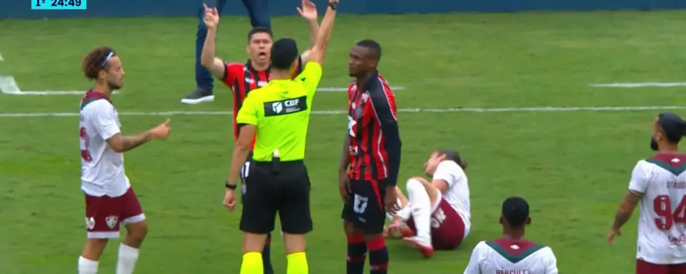 Dudu é expulso e prejudica Vitória contra o Fluminense