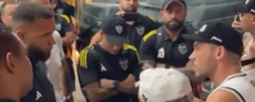 Torcedores do Atlético cobram elenco em aeroporto após derrota para o Botafogo