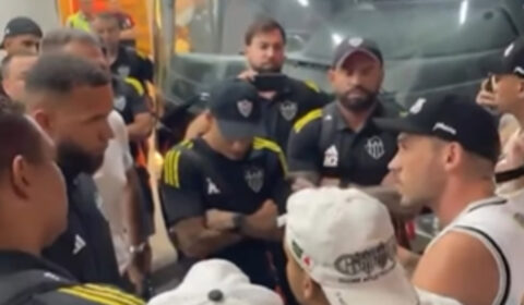 Torcedores do Atlético cobram elenco em aeroporto após derrota para o Botafogo