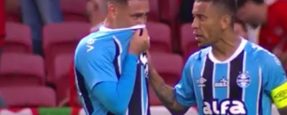 Recém-chegado, ídolo do Atlético vira capitão de time e consola jovem após erro