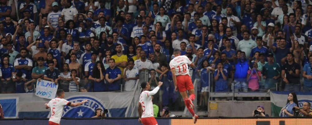 Jhon Jhon pega de primeira e faz golaço em Cruzeiro x Bragantino; assista