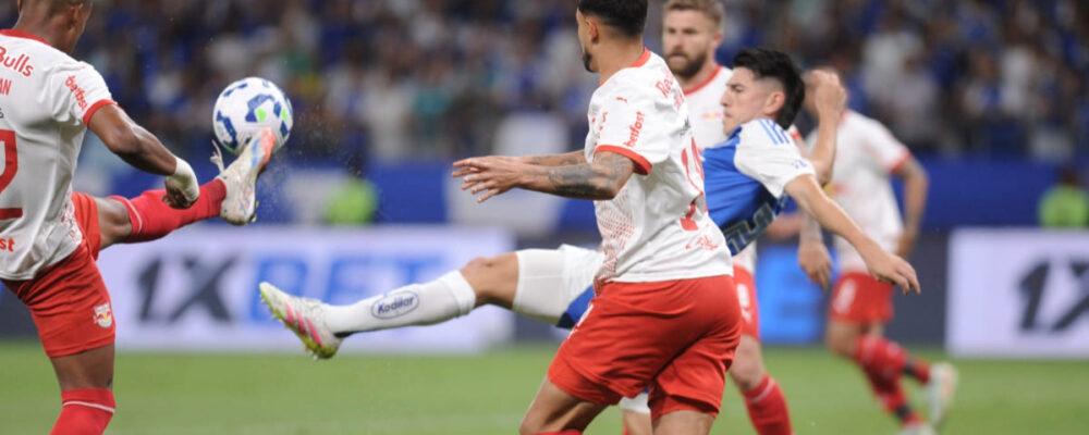 Titular do Cruzeiro controla euforia da torcida por título brasileiro: ‘Falta muito’