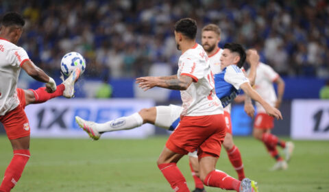 Titular do Cruzeiro controla euforia da torcida por título brasileiro: ‘Falta muito’