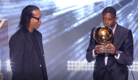 Ídolo do Atlético, Ronaldinho entrega Bola de Ouro a Dembélé e é exaltado