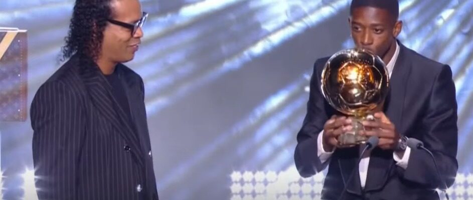 Ídolo do Atlético, Ronaldinho entrega Bola de Ouro a Dembélé e é exaltado