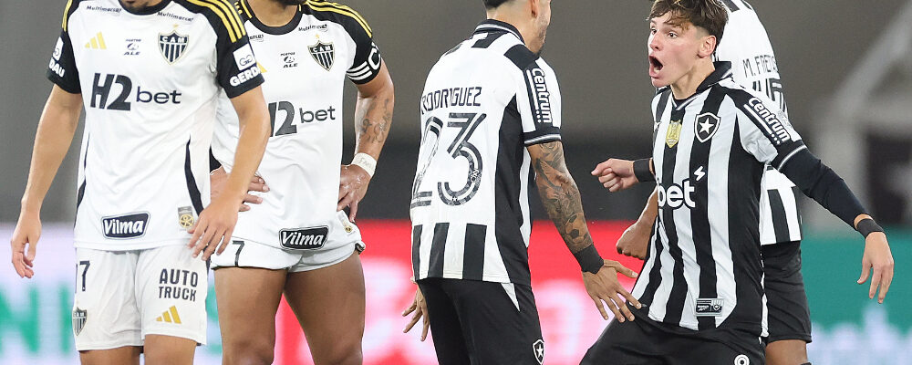 Lateral do Botafogo provoca após vitória sobre Atlético: ‘Menos um, já sabe’