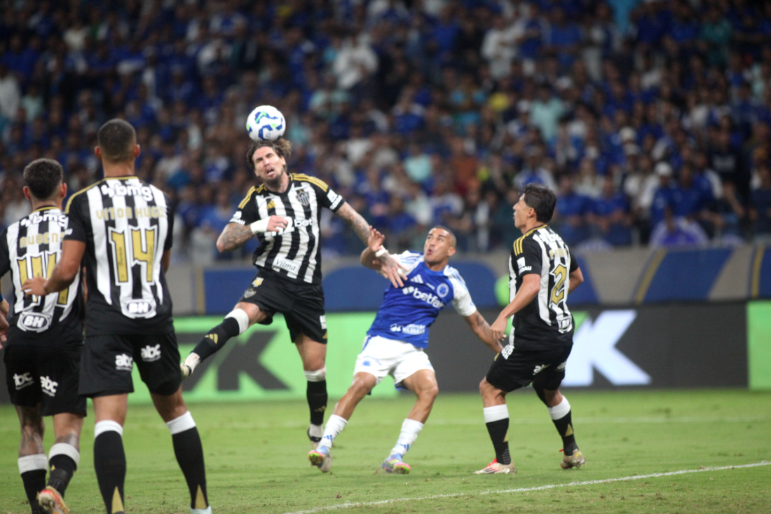 Lyanco corta cruzamento durante clássico entre Atlético e Cruzeiro no Mineirão - (foto: Edesio Ferreira/EM/D.A. Press) Lyanco corta cruzamento durante clássico entre Atlético e Cruzeiro no Mineirão - (foto: Edesio Ferreira/EM/D.A. Press)