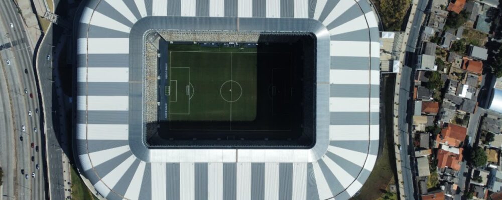 Bolívar ‘pinta’ Arena MRV com cores celestes antes de decisão contra Atlético