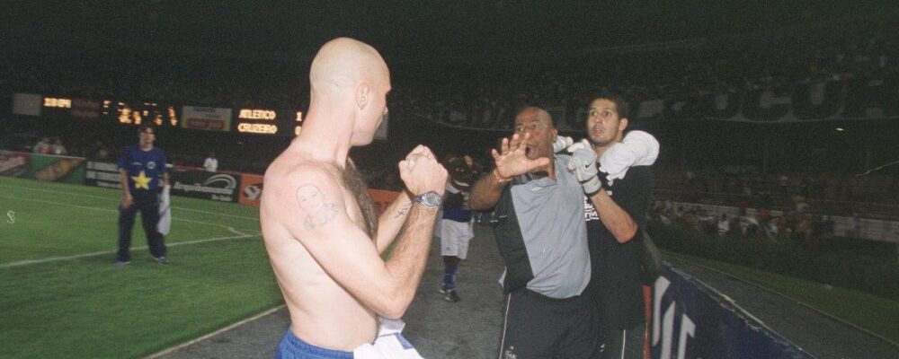 Ídolo do Cruzeiro, Cris relembra briga com goleiro do Atlético: ‘Não provoquei a torcida do Galo’