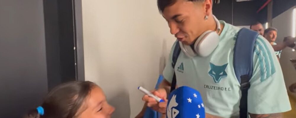 Cruzeiro: menina que se emocionou com primeira ida ao Mineirão conhece ídolos