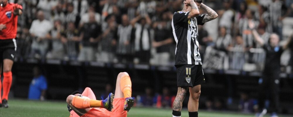 Bernard revela que quase foi desfalque em Atlético x Bolívar; saiba motivo