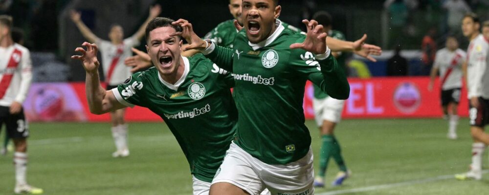 Palmeiras vence River Plate de virada e volta à semifinal da Libertadores