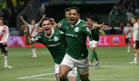 Palmeiras vence River Plate de virada e volta à semifinal da Libertadores