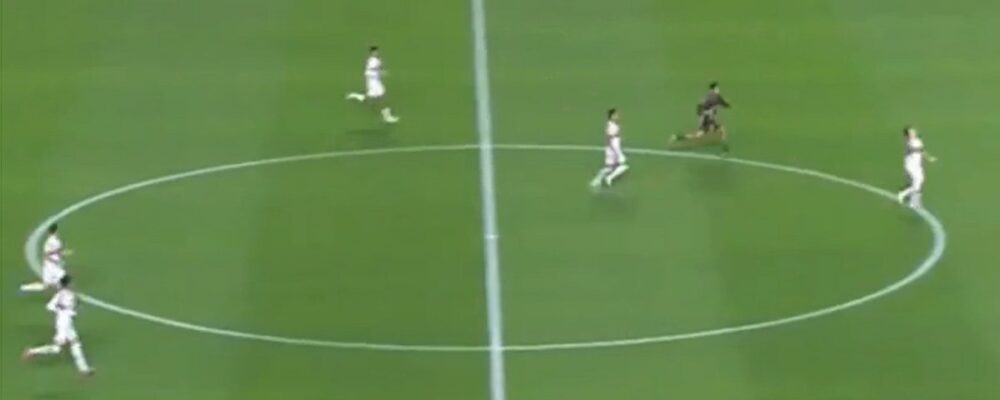 Jogador do São Paulo comete falha bizarra em gol da LDU